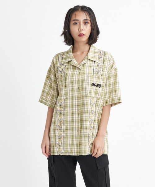 ROXY(ロキシー)の「WALKING ON AIR/ロキシーマルチ柄ゆったりシルエットキューバシャツ(シャツ/ブラウス・レディース・パープル/マルチ/ナチュラル・MEDIUM/LARGE/SMALL)」の3枚目の写真