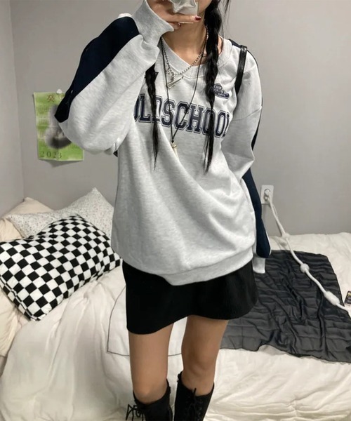 LYEON(リヨン)の「Vネックユニフォームスウェット(スウェット・レディース・グレー/ネイビー・FREE)」の13枚目の写真