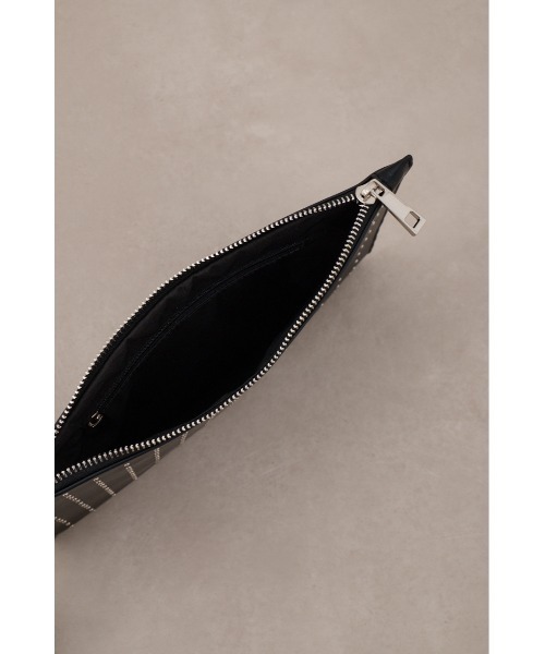 AZUL by moussy（アズールバイマウジー）の「スタッズクラッチバッグ（クラッチバッグ・メンズ・ブラック・FREE）」の4枚目の写真