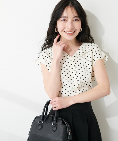 natural couture(ナチュラルクチュール)の「【WEB限定】ゆるスカラップレトロブラウス(シャツ/ブラウス・レディース・オフホワイト/ブラック/サックスブルー/その他2/その他1・FREE)」の2枚目の写真