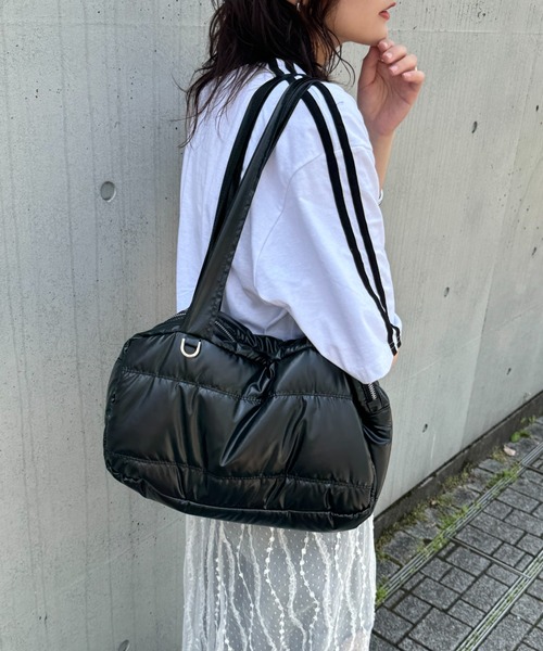LVEU.(ラブユ.)の「【LVEU.】メタリックキルティングバッグ / BAG 鞄 バッグ トート ボストン ダウン メタリック シルバー ブラック(トートバッグ・レディース・ブラック/シルバー・FREE)」の2枚目の写真