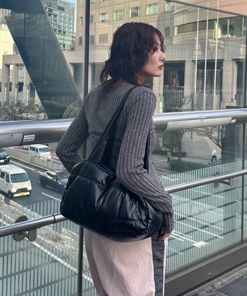 LVEU.(ラブユ.)の「【LVEU.】メタリックキルティングバッグ / BAG 鞄 バッグ トート ボストン ダウン メタリック シルバー ブラック(トートバッグ・レディース・ブラック/シルバー・FREE)」の3枚目の写真