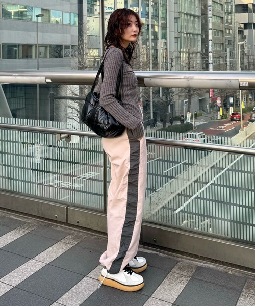 LVEU.(ラブユ.)の「【LVEU.】メタリックキルティングバッグ / BAG 鞄 バッグ トート ボストン ダウン メタリック シルバー ブラック(トートバッグ・レディース・ブラック/シルバー・FREE)」の4枚目の写真