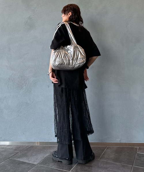 LVEU.(ラブユ.)の「【LVEU.】メタリックキルティングバッグ / BAG 鞄 バッグ トート ボストン ダウン メタリック シルバー ブラック(トートバッグ・レディース・ブラック/シルバー・FREE)」の9枚目の写真