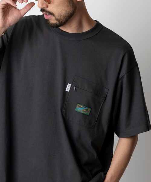 Foxfire（フォックスファイヤー）の「Foxfire/フォックスファイヤー 別注 Foxfire 刺繍ロゴ クルーネック ポケットTシャツ/リラックスフィット/7.6オンス（Tシャツ/カットソー・メンズ・チャコールグレー/ホワイト/ブルー/マスタード/グレー・MEDIUM/LARGE）」の2枚目の写真