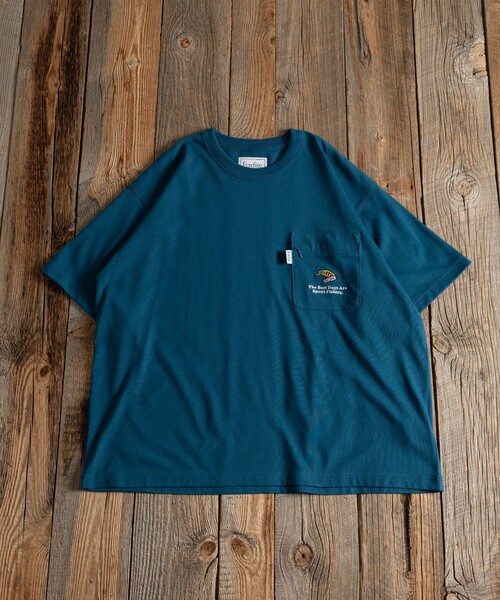 Foxfire（フォックスファイヤー）の「Foxfire/フォックスファイヤー 別注 Foxfire 刺繍ロゴ クルーネック ポケットTシャツ/リラックスフィット/7.6オンス（Tシャツ/カットソー・メンズ・チャコールグレー/ホワイト/ブルー/マスタード/グレー・MEDIUM/LARGE）」の4枚目の写真