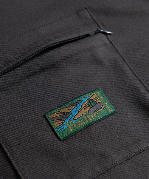 Foxfire（フォックスファイヤー）の「Foxfire/フォックスファイヤー 別注 Foxfire 刺繍ロゴ クルーネック ポケットTシャツ/リラックスフィット/7.6オンス（Tシャツ/カットソー・メンズ・チャコールグレー/ホワイト/ブルー/マスタード/グレー・MEDIUM/LARGE）」の9枚目の写真