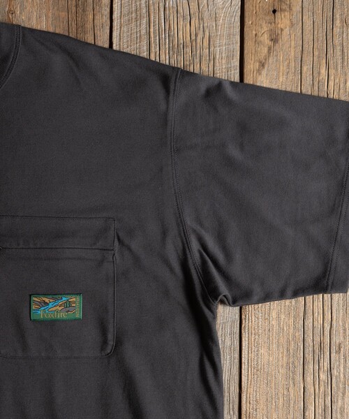 Foxfire（フォックスファイヤー）の「Foxfire/フォックスファイヤー 別注 Foxfire 刺繍ロゴ クルーネック ポケットTシャツ/リラックスフィット/7.6オンス（Tシャツ/カットソー・メンズ・チャコールグレー/ホワイト/ブルー/マスタード/グレー・MEDIUM/LARGE）」の8枚目の写真