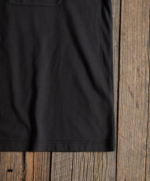 Foxfire（フォックスファイヤー）の「Foxfire/フォックスファイヤー 別注 Foxfire 刺繍ロゴ クルーネック ポケットTシャツ/リラックスフィット/7.6オンス（Tシャツ/カットソー・メンズ・チャコールグレー/ホワイト/ブルー/マスタード/グレー・MEDIUM/LARGE）」の6枚目の写真