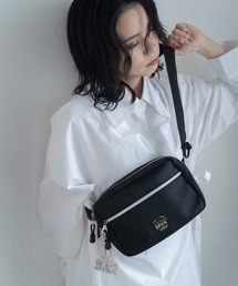 PAUL & JOE ACCESSOIRES（ポールアンドジョーアクセソワ）の「PAUL & JOE ACCESSOIRES (ポール＆ジョーアクセソワ)ミニショルダーバッグ PJA-B1115 ワッペン・スリーキャッツ（ショルダーバッグ）」