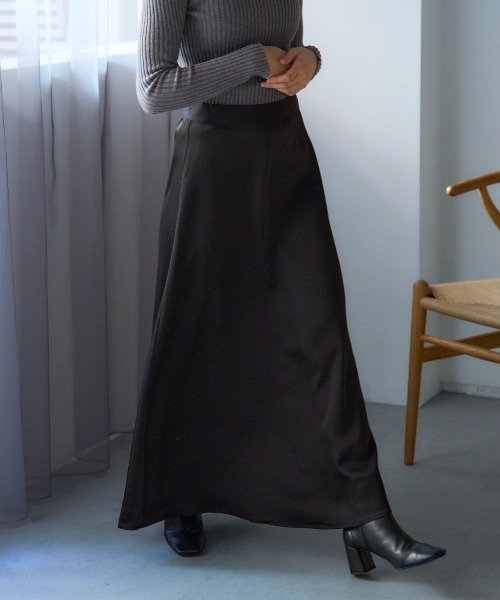 TRIANGLE PALETTE（トライアングルパレット）の「サテンマーメイドフレアスカート（スカート・レディース・グレー/ブラック/グレイッシュベージュ・FREE）」の2枚目の写真