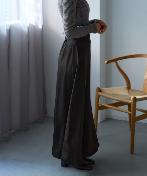 TRIANGLE PALETTE（トライアングルパレット）の「サテンマーメイドフレアスカート（スカート・レディース・グレー/ブラック/グレイッシュベージュ・FREE）」の12枚目の写真