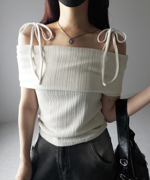 me+em select(ミームセレクト)の「【 2color 】ダブルリボンオフショルダーリブトップス / double ribbon off-shoulder rib tops(Tシャツ/カットソー・レディース・アイボリー/ブラック・FREE)」の1枚目の写真