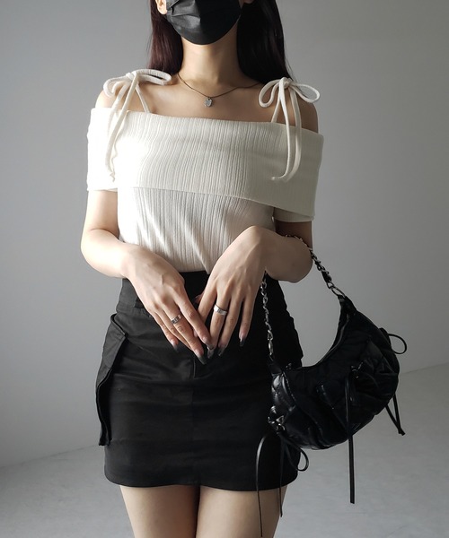 me+em select(ミームセレクト)の「【 2color 】ダブルリボンオフショルダーリブトップス / double ribbon off-shoulder rib tops(Tシャツ/カットソー・レディース・アイボリー/ブラック・FREE)」の3枚目の写真
