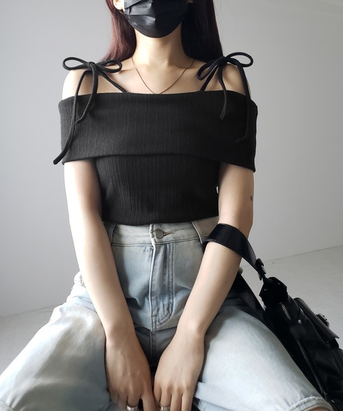 me+em select(ミームセレクト)の「【 2color 】ダブルリボンオフショルダーリブトップス / double ribbon off-shoulder rib tops(Tシャツ/カットソー・レディース・アイボリー/ブラック・FREE)」の5枚目の写真