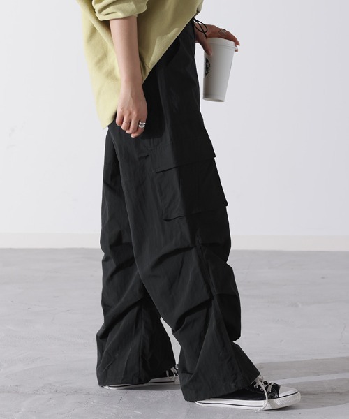 HUG.U(ハグユー)の「ナイロンパラシュートパンツ(カーゴパンツ・レディース・グレー/ブラック/カーキ・M/L)」の11枚目の写真