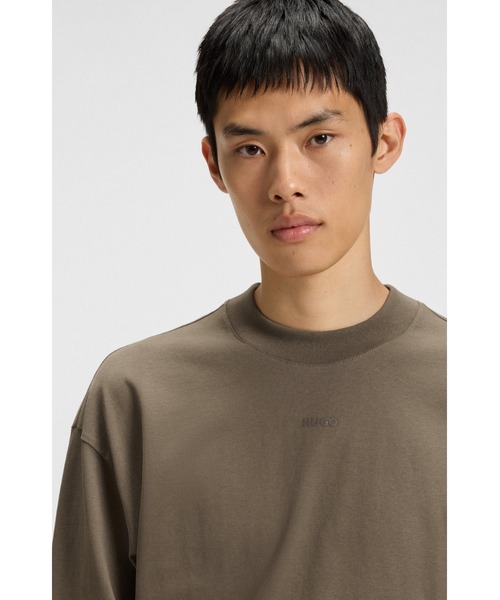 HUGO(ヒューゴ)の「ロゴプリント リラックスフィット コットンジャージー Tシャツ(Tシャツ/カットソー・メンズ・ブラック/グレー/エンジ・XXL/S/M/L/XL/XS)」の9枚目の写真