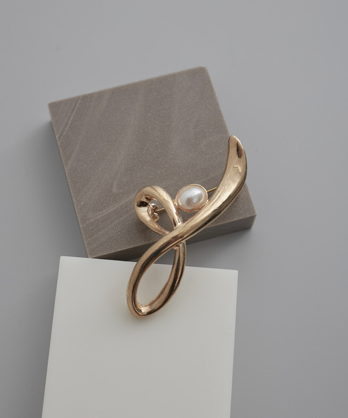 ROPE' PICNIC(ロペピクニック)の「デザインモチーフブローチ(ブローチ/コサージュ・レディース・ゴールド/ゴールド系その他/キナリ・FREE)」の1枚目の写真