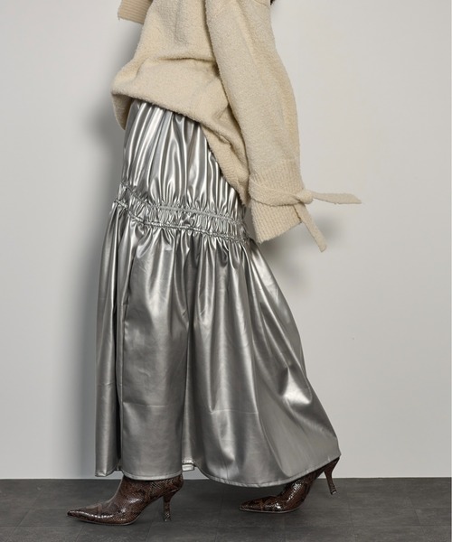 THE YOn（ザヨン）の「フェイクパテントレザーギャザーフレアスカート