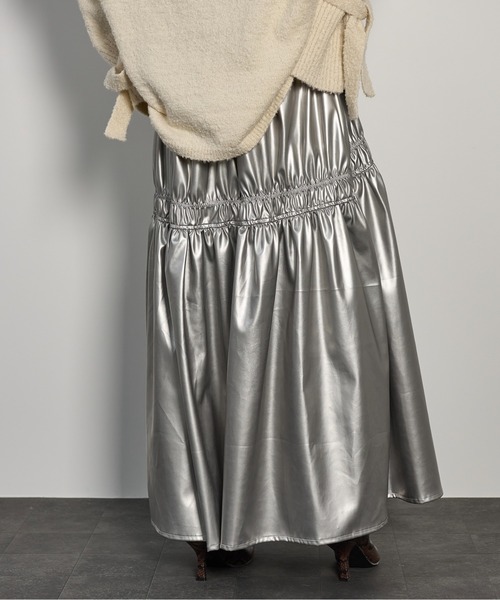 THE YOn（ザヨン）の「フェイクパテントレザーギャザーフレアスカート