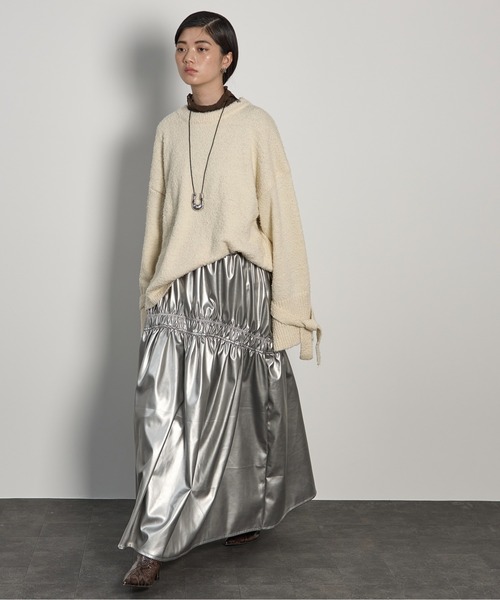 THE YOn（ザヨン）の「フェイクパテントレザーギャザーフレアスカート