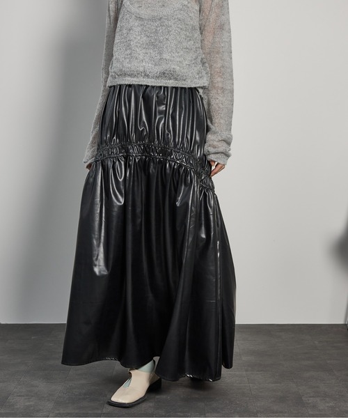 THE YOn（ザヨン）の「フェイクパテントレザーギャザーフレアスカート