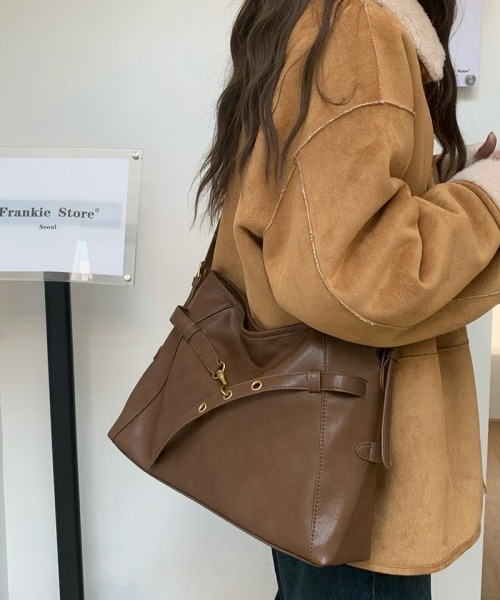 gossip!ロサンゼルス(ゴシップロサンゼルス)の「ヴィンテージ風 大容量ショルダーバッグ/クロスボディバッグ シンプル無地 通勤&通学(ショルダーバッグ・レディース・ブラック/ブラウン・FREE)」の7枚目の写真
