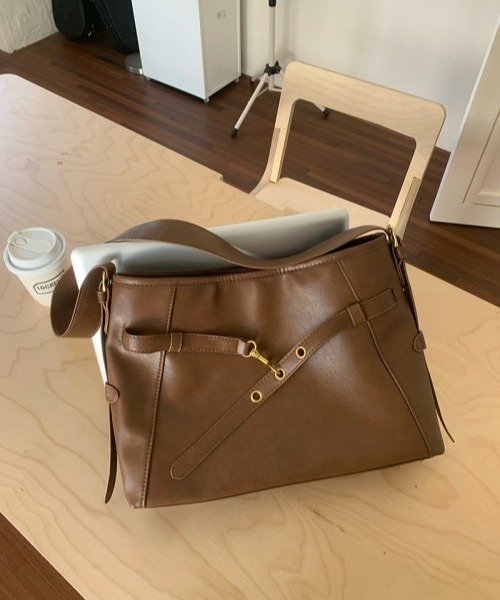 gossip!ロサンゼルス(ゴシップロサンゼルス)の「ヴィンテージ風 大容量ショルダーバッグ/クロスボディバッグ シンプル無地 通勤&通学(ショルダーバッグ・レディース・ブラック/ブラウン・FREE)」の13枚目の写真