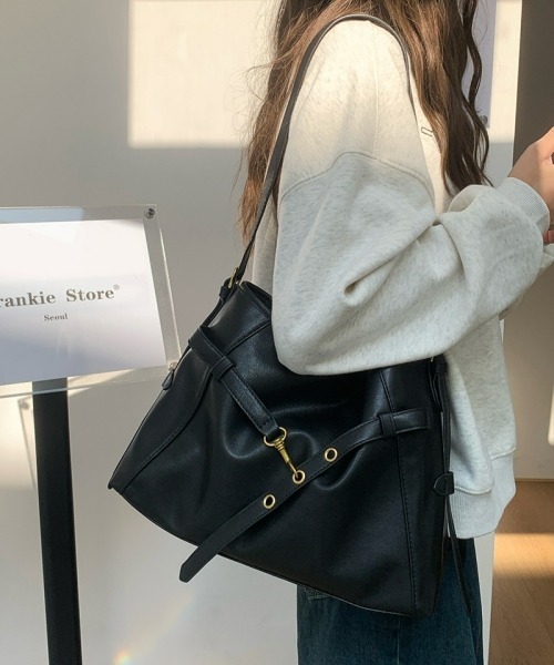 gossip!ロサンゼルス(ゴシップロサンゼルス)の「ヴィンテージ風 大容量ショルダーバッグ/クロスボディバッグ シンプル無地 通勤&通学(ショルダーバッグ・レディース・ブラック/ブラウン・FREE)」の17枚目の写真