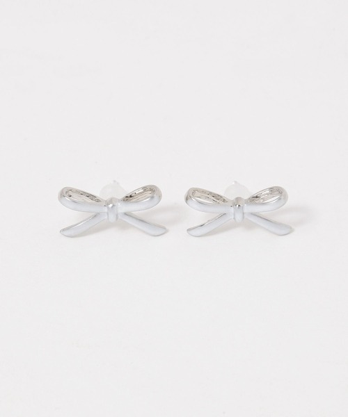 FOREVER 21（フォーエバー トゥエンティーワン）の「シンプルリボンピアス（ピアス（両耳用）・レディース・ゴールド/シルバー・FREE）」の2枚目の写真