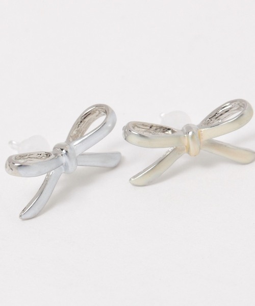 FOREVER 21（フォーエバー トゥエンティーワン）の「シンプルリボンピアス（ピアス（両耳用）・レディース・ゴールド/シルバー・FREE）」の5枚目の写真