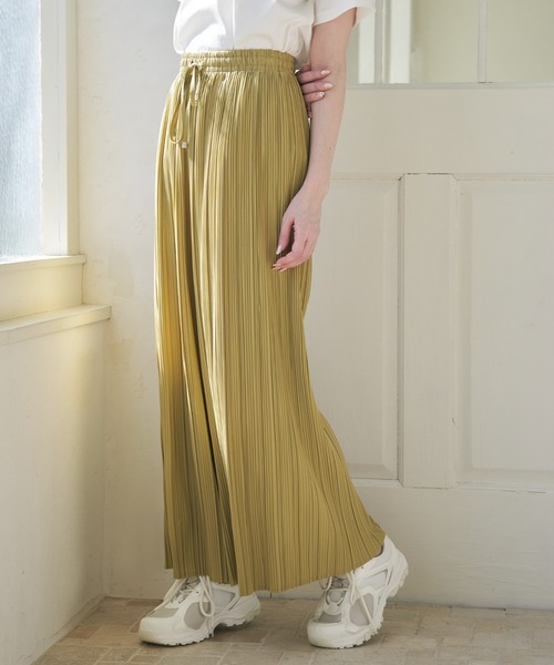 ikka（イッカ）の「【雑誌InRed5月号掲載】さらっとプリーツワイドパンツ（その他パンツ・レディース・ブラック/クリアイエロー/チャコールグレー/グリーン/ダークベージュ/ネイビー・S/M/L）」の6枚目の写真