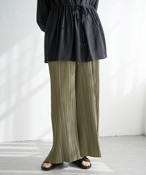 ikka（イッカ）の「【雑誌InRed5月号掲載】さらっとプリーツワイドパンツ（その他パンツ・レディース・ブラック/クリアイエロー/チャコールグレー/グリーン/ダークベージュ/ネイビー・S/M/L）」の4枚目の写真