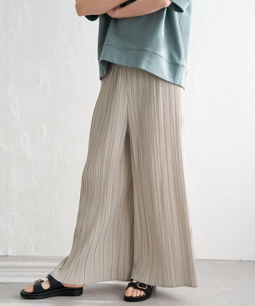 ikka（イッカ）の「【雑誌InRed5月号掲載】さらっとプリーツワイドパンツ（その他パンツ・レディース・ブラック/クリアイエロー/チャコールグレー/グリーン/ダークベージュ/ネイビー・S/M/L）」の3枚目の写真