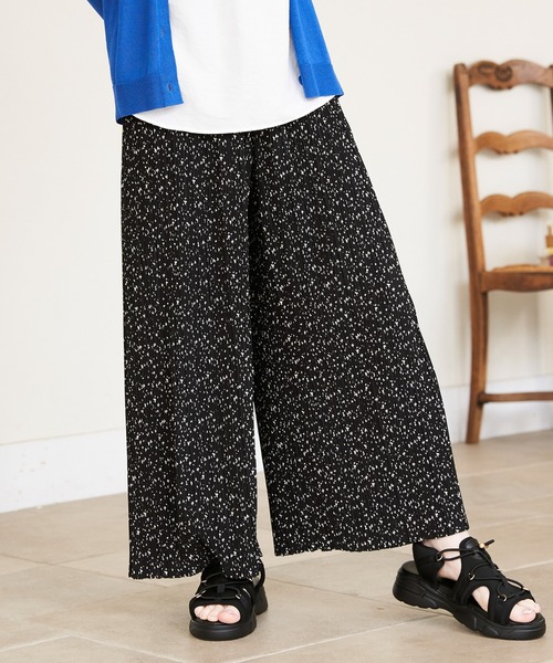 ikka（イッカ）の「【雑誌InRed5月号掲載】さらっとプリーツワイドパンツ（その他パンツ・レディース・ブラック/クリアイエロー/チャコールグレー/グリーン/ダークベージュ/ネイビー・S/M/L）」の2枚目の写真