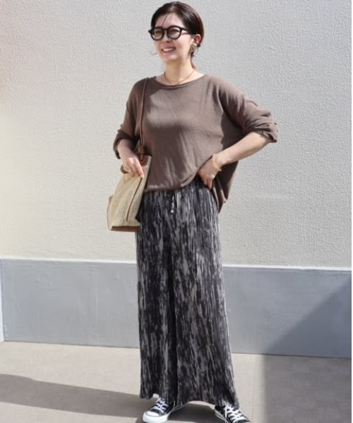 ikka（イッカ）の「【雑誌InRed5月号掲載】さらっとプリーツワイドパンツ（その他パンツ・レディース・ブラック/クリアイエロー/チャコールグレー/グリーン/ダークベージュ/ネイビー・S/M/L）」の16枚目の写真