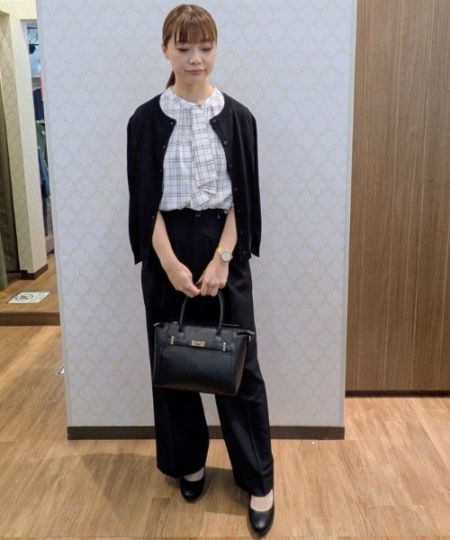 Honeys（ハニーズ）の「【ハニさら・接触冷感・ＵＶカット】８分袖クルーネックカーデ（カーディガン/ボレロ・レディース・ブラック/オフホワイト/ブルー/ライトグレー/レッド/イエロー/ネイビー・L/LL/M/S）」の8枚目の写真