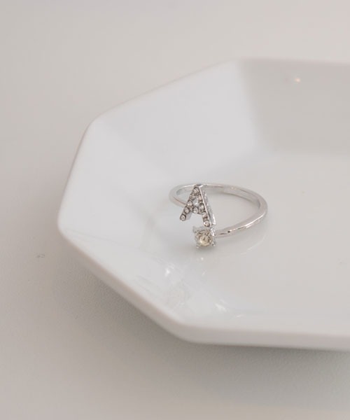 VIBGYOR Women（ヴィブジョー　ウィメン）の「【float】イニシャル モチーフ シルバー リング【イニシャル展開】（リング・レディース・Q/O/V/U/T/S/F/E/D/C/H/A/M/L/K/Y/P/I/G/B/Z/X/R/W/J/N・FREE）」の2枚目の写真