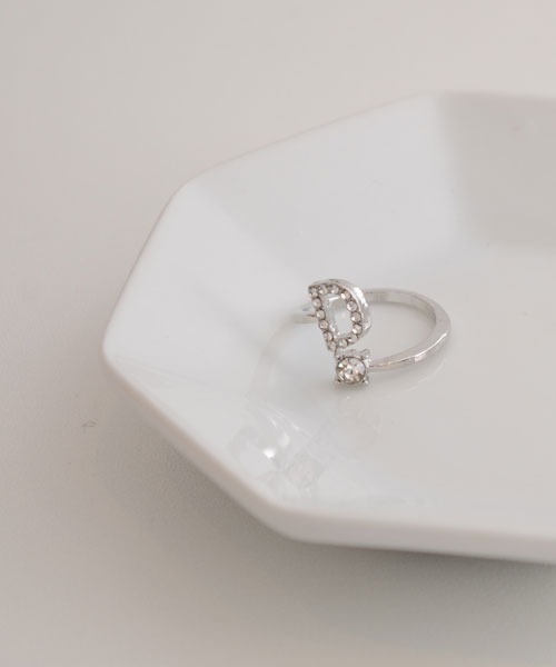 VIBGYOR Women（ヴィブジョー　ウィメン）の「【float】イニシャル モチーフ シルバー リング【イニシャル展開】（リング・レディース・Q/O/V/U/T/S/F/E/D/C/H/A/M/L/K/Y/P/I/G/B/Z/X/R/W/J/N・FREE）」の4枚目の写真