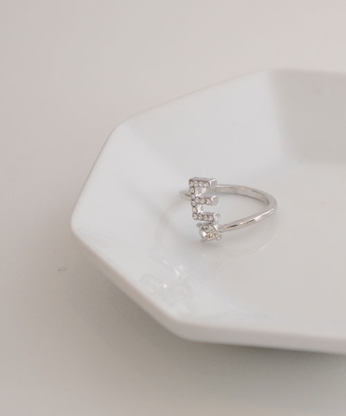 VIBGYOR Women（ヴィブジョー　ウィメン）の「【float】イニシャル モチーフ シルバー リング【イニシャル展開】（リング・レディース・Q/O/V/U/T/S/F/E/D/C/H/A/M/L/K/Y/P/I/G/B/Z/X/R/W/J/N・FREE）」の5枚目の写真