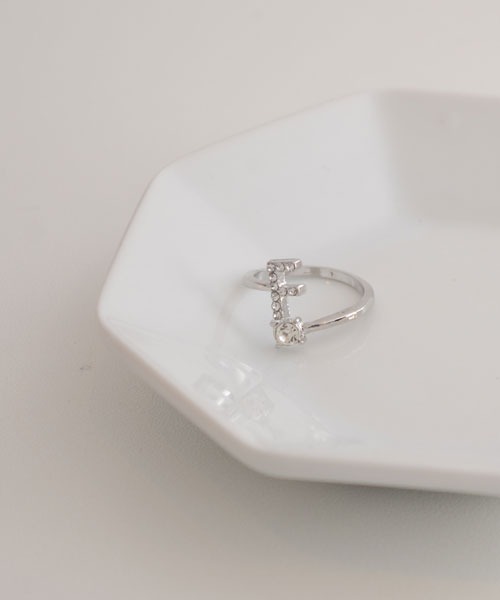 VIBGYOR Women（ヴィブジョー　ウィメン）の「【float】イニシャル モチーフ シルバー リング【イニシャル展開】（リング・レディース・Q/O/V/U/T/S/F/E/D/C/H/A/M/L/K/Y/P/I/G/B/Z/X/R/W/J/N・FREE）」の6枚目の写真