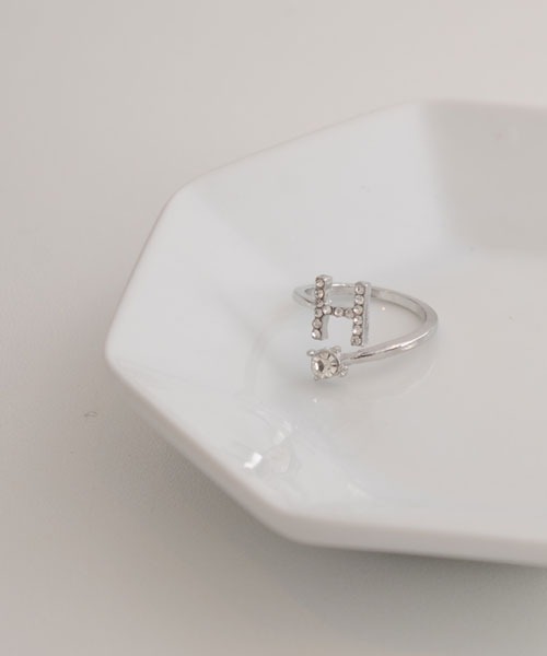 VIBGYOR Women（ヴィブジョー　ウィメン）の「【float】イニシャル モチーフ シルバー リング【イニシャル展開】（リング・レディース・Q/O/V/U/T/S/F/E/D/C/H/A/M/L/K/Y/P/I/G/B/Z/X/R/W/J/N・FREE）」の8枚目の写真