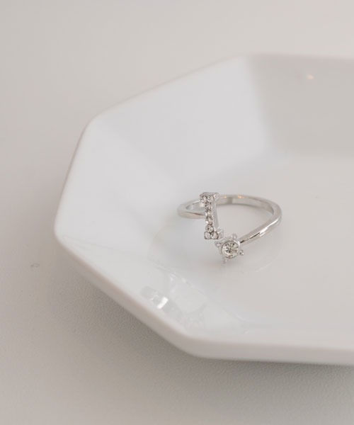 VIBGYOR Women（ヴィブジョー　ウィメン）の「【float】イニシャル モチーフ シルバー リング【イニシャル展開】（リング・レディース・Q/O/V/U/T/S/F/E/D/C/H/A/M/L/K/Y/P/I/G/B/Z/X/R/W/J/N・FREE）」の9枚目の写真