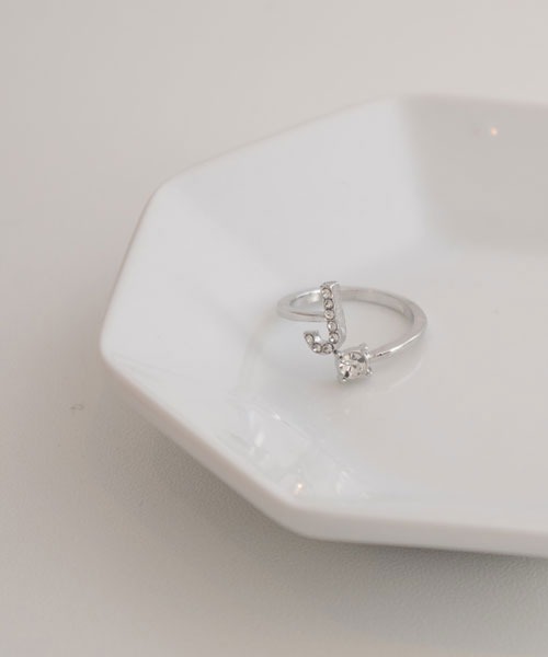 VIBGYOR Women（ヴィブジョー　ウィメン）の「【float】イニシャル モチーフ シルバー リング【イニシャル展開】（リング・レディース・Q/O/V/U/T/S/F/E/D/C/H/A/M/L/K/Y/P/I/G/B/Z/X/R/W/J/N・FREE）」の10枚目の写真