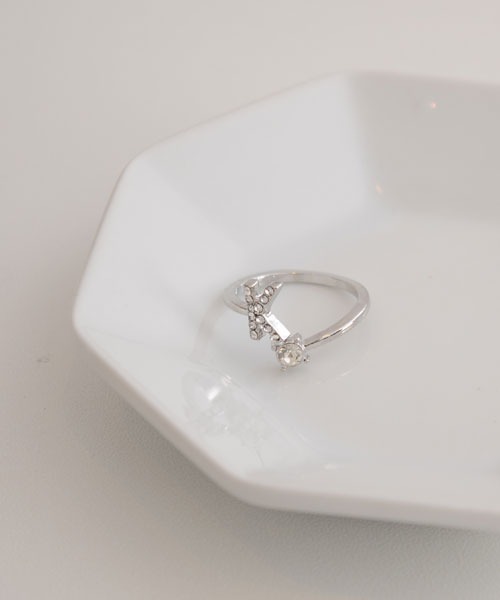 VIBGYOR Women（ヴィブジョー　ウィメン）の「【float】イニシャル モチーフ シルバー リング【イニシャル展開】（リング・レディース・Q/O/V/U/T/S/F/E/D/C/H/A/M/L/K/Y/P/I/G/B/Z/X/R/W/J/N・FREE）」の11枚目の写真