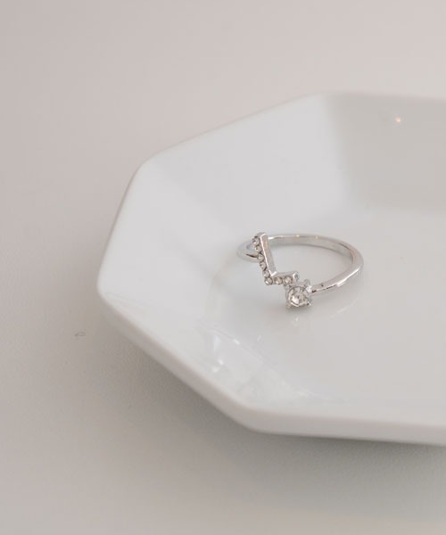 VIBGYOR Women（ヴィブジョー　ウィメン）の「【float】イニシャル モチーフ シルバー リング【イニシャル展開】（リング・レディース・Q/O/V/U/T/S/F/E/D/C/H/A/M/L/K/Y/P/I/G/B/Z/X/R/W/J/N・FREE）」の12枚目の写真