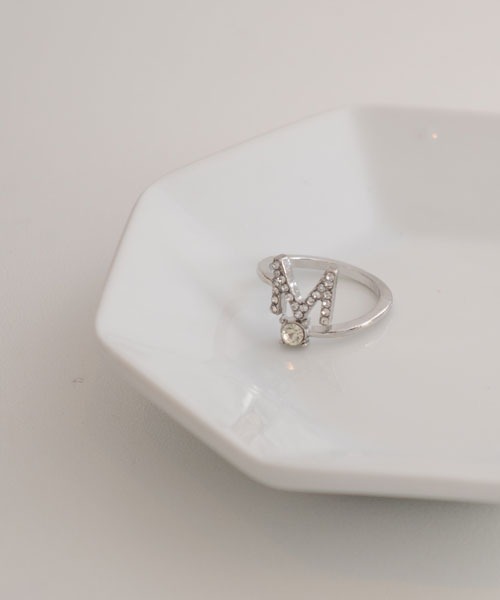 VIBGYOR Women（ヴィブジョー　ウィメン）の「【float】イニシャル モチーフ シルバー リング【イニシャル展開】（リング・レディース・Q/O/V/U/T/S/F/E/D/C/H/A/M/L/K/Y/P/I/G/B/Z/X/R/W/J/N・FREE）」の13枚目の写真