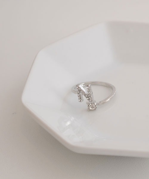 VIBGYOR Women（ヴィブジョー　ウィメン）の「【float】イニシャル モチーフ シルバー リング【イニシャル展開】（リング・レディース・Q/O/V/U/T/S/F/E/D/C/H/A/M/L/K/Y/P/I/G/B/Z/X/R/W/J/N・FREE）」の14枚目の写真