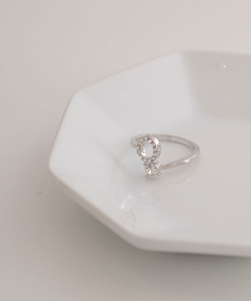 VIBGYOR Women（ヴィブジョー　ウィメン）の「【float】イニシャル モチーフ シルバー リング【イニシャル展開】（リング・レディース・Q/O/V/U/T/S/F/E/D/C/H/A/M/L/K/Y/P/I/G/B/Z/X/R/W/J/N・FREE）」の15枚目の写真