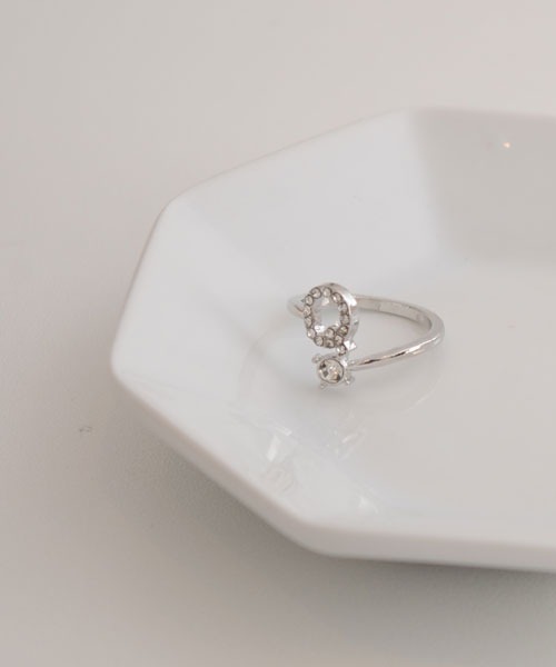 VIBGYOR Women（ヴィブジョー　ウィメン）の「【float】イニシャル モチーフ シルバー リング【イニシャル展開】（リング・レディース・Q/O/V/U/T/S/F/E/D/C/H/A/M/L/K/Y/P/I/G/B/Z/X/R/W/J/N・FREE）」の17枚目の写真